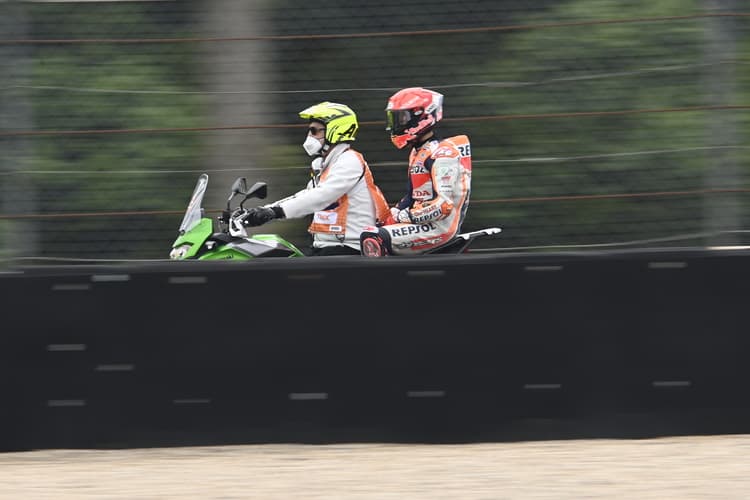 Marc Márquez nach einem Sturz auf dem Weg zurück in die Box