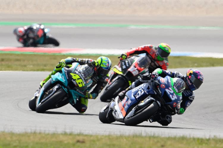 Enea Bastianini vor Valentino Rossi und Lorenzo Savadori