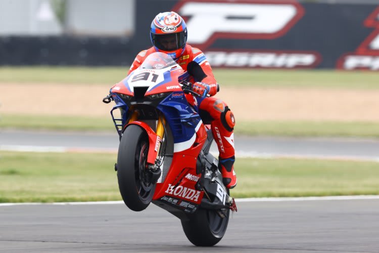 Leon Haslam zelebriert einen Wheelie für die Fans