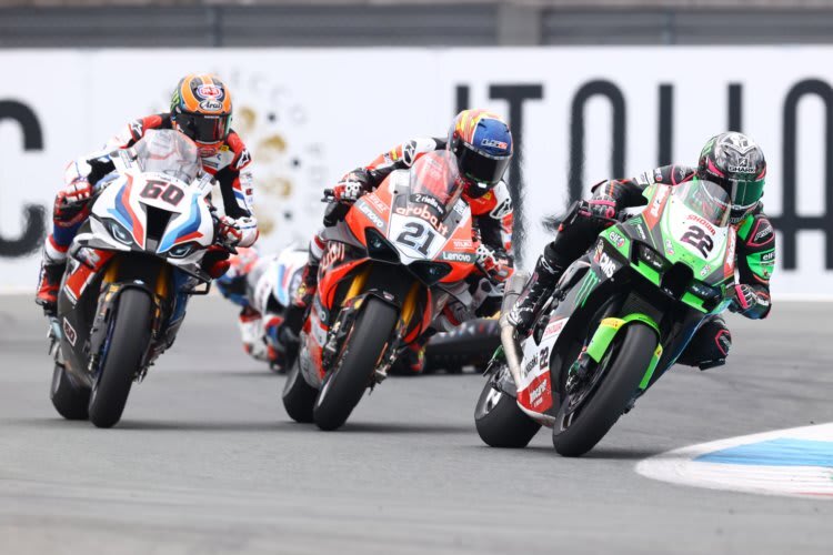 BMW-Ass Michael van der Mark (li) überrumpelte in der Schikane gleich zwei starke Konkurrenten