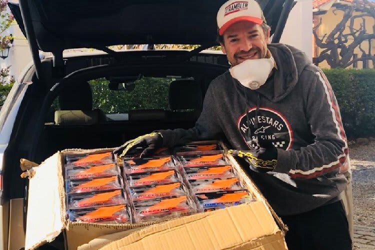 Carlos Checa verteilt Schutzmaterialien an Krankenhäuser