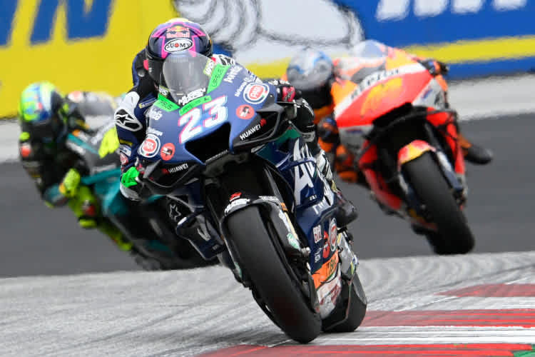 Enea Bastianini vor Pol Espargaró und Valentino Rossi