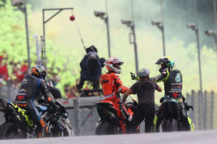 Freuten sich gemeinsam: Marini, Lecuona, VR46-Coach Locatelli und Rossi