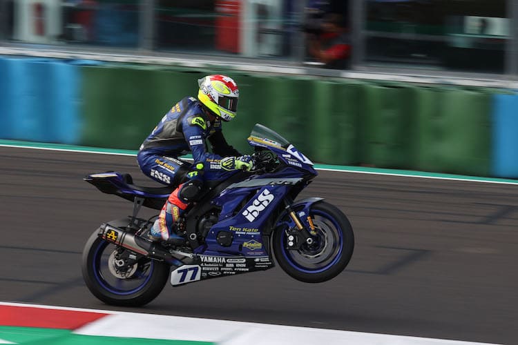 Dominique Aegerter feiert seinen neunten Saisonsieg mit einem Wheelie