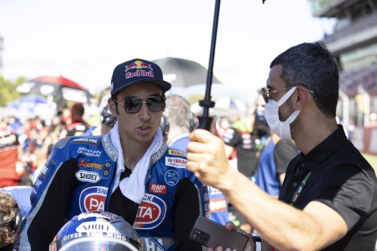 Toprak Razgatlioglu und Schirmhalter Kenan Sofuoglu