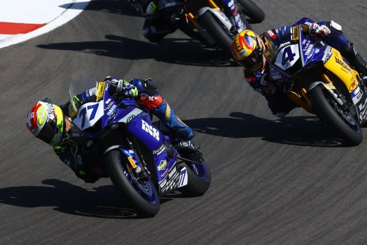 Dominique Aegerter im Positionskampf mit Steven Odendaal