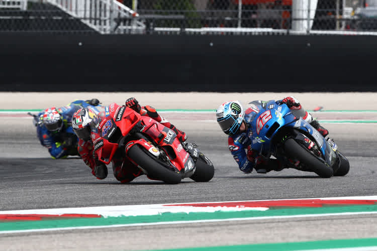 Jack Miller wird von den Suzuki-Piloten Alex Rins und Joan Mir verfolgt