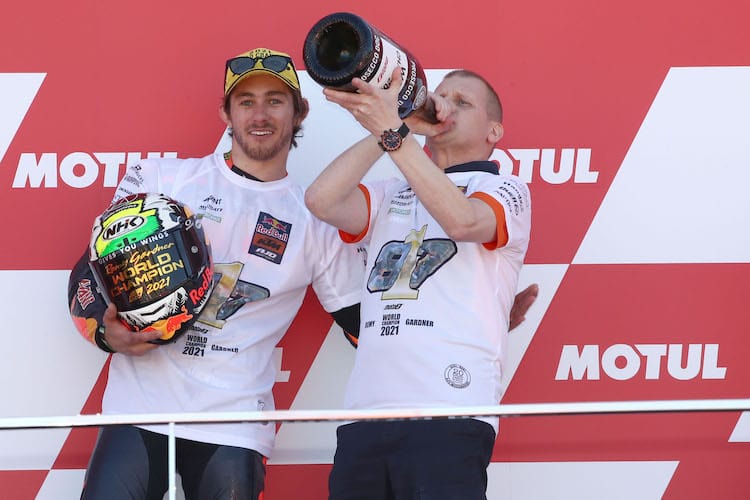 Moto2-Weltmeister Remy Gardner mit Teamchef Aki Ajo
