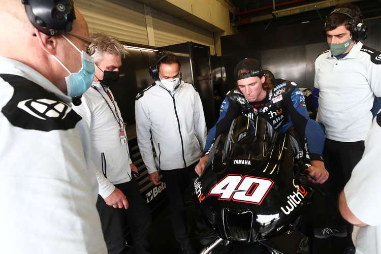 Darryn Binder mit seiner neuen Crew in der Box