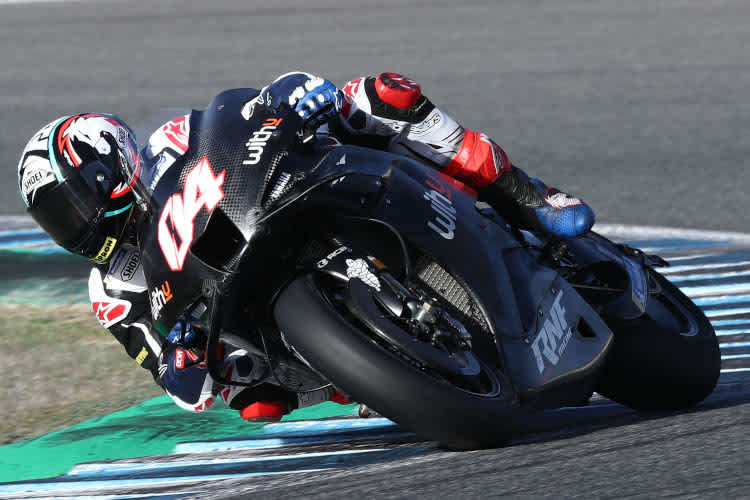 Andrea Dovizioso bewegt die Yamaha M1 noch auf keine natürliche Weise