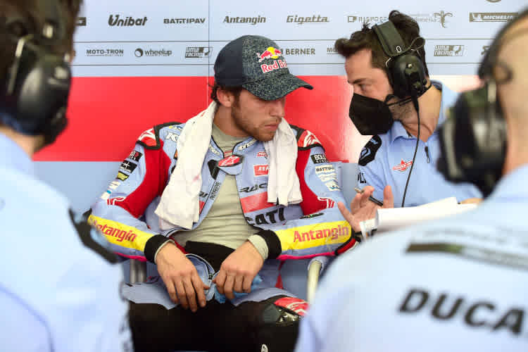 Blick in die Gresini-Box: Bastianini im Gespräch mit seinem Crew-Chief Alberto Giribuola