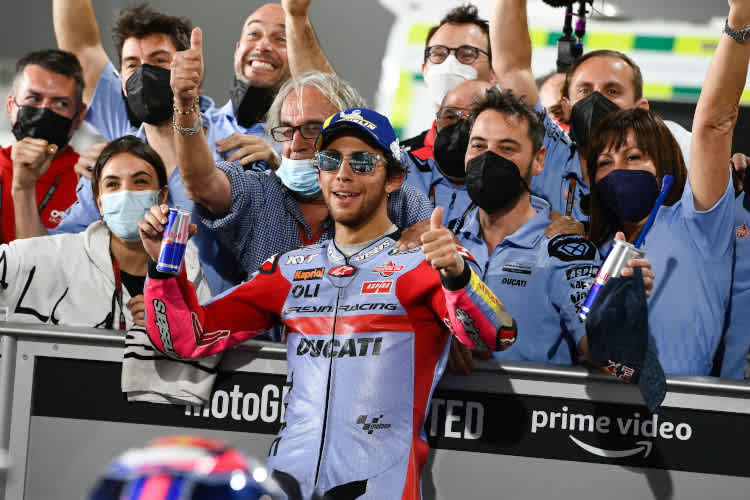 Jubel um Enea Bastianini: Freundin Alice, Manager Carlo Pernat, Crew-Chief Alberto Giribuola und Teambesitzerin Nadia Padovani (v.l.n.r.)