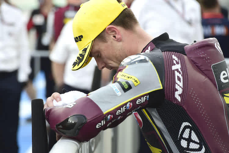 Sam Lowes war nach dem Rennen in Katar sichtlich erschöpft