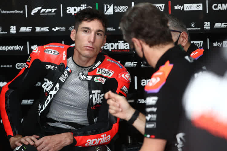 Aleix Espargaró im Gespräch mit seiner Crew