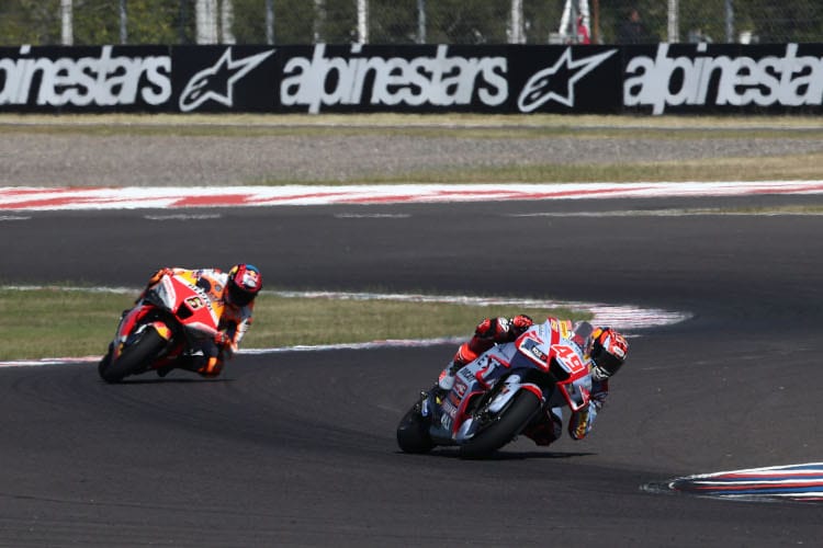Fabio Di Giannantonio vor Stefan Bradl