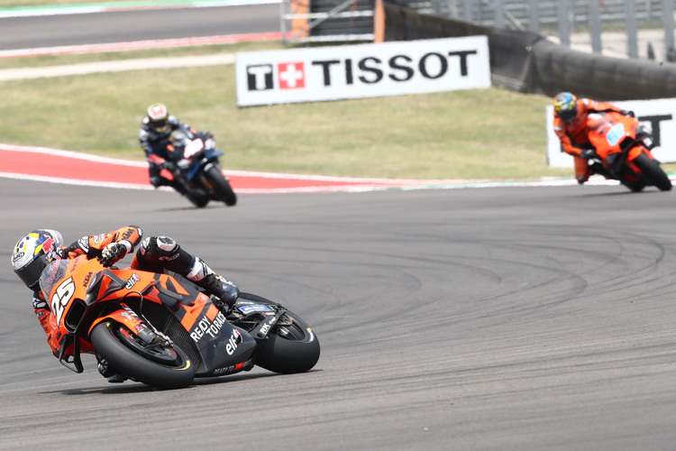 Raúl Fernández vor seinem Tech3-Teamkollegen Remy Gardner