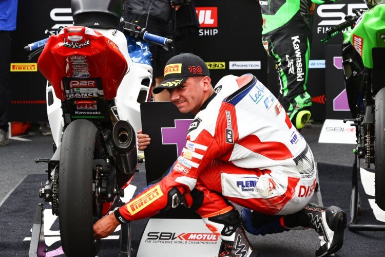 Nach seinem Sieg prüfte Samuel Di Sora vorsichtshalber noch einmal persönlich den Luftdruck