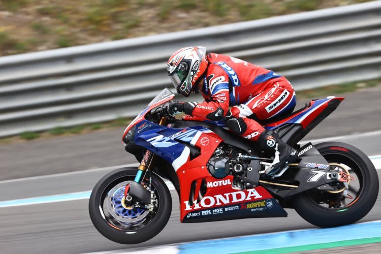 Gut erkennbar der fehlende Kotflügel bei der Honda von Iker Lecuona