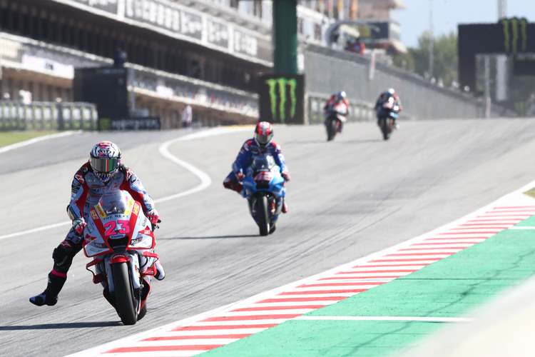 Mit mehr als 352 km/h bremst Enea Bastianini die erste Kurve an