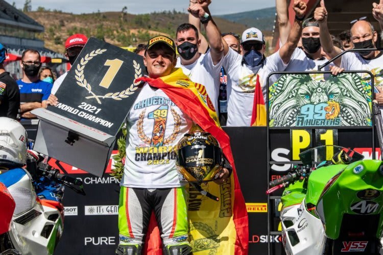 Adrian Huertas jubelt über den WM-Titel