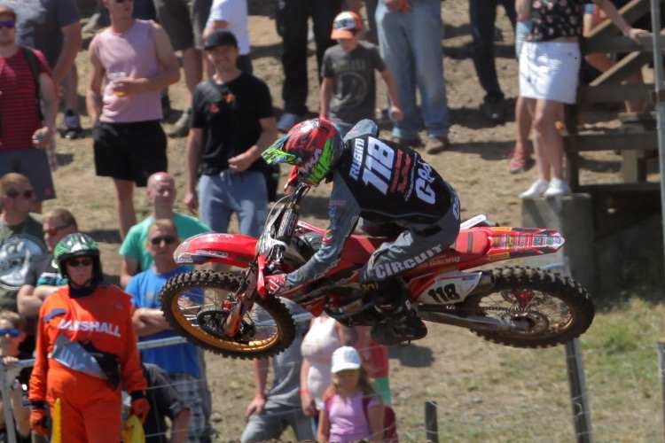 Viele fragen sich, ob die Zuschauer die Abstandsregeln nicht schon immer eingehalten haben, wie hier im Talkessel 2019