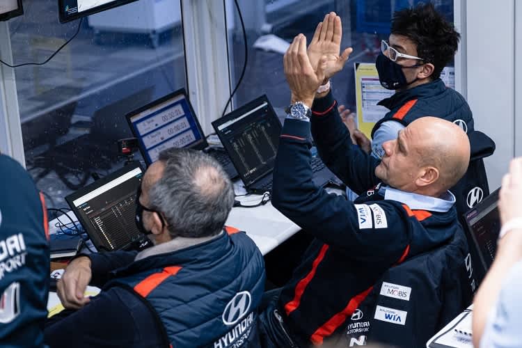 Andrea Adamo am Hyundai-Kommandostand