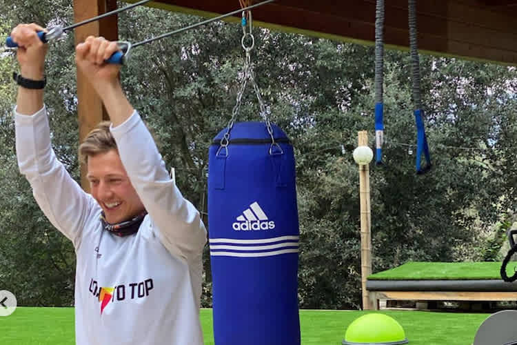 Dominique Aegerter trainiert im Garten