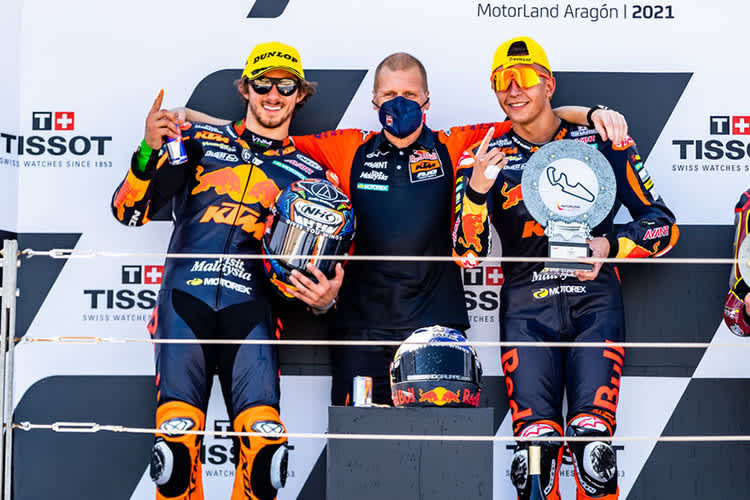 Aragón-GP 2021: Aki Ajo mit Sieger Rául Fernández und Remy Gardner (2.)