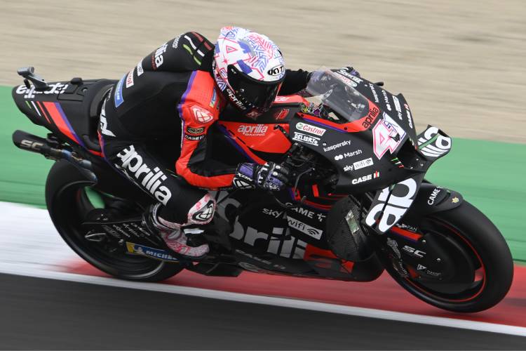 Aleix Espargaró auf dem Weg zum Training: Die typische Armpump-OP-Narbe ist gut zu sehen