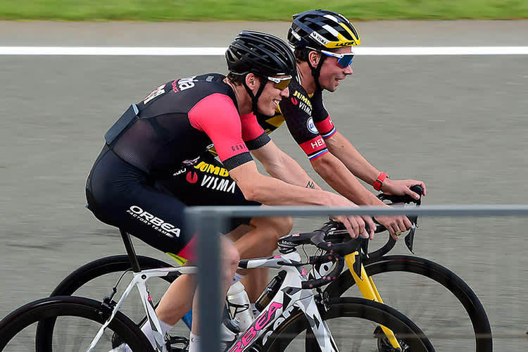 Aleix Espargaró (im Vordergrund) radelte mit Roglic um die flache GP-Strecke 