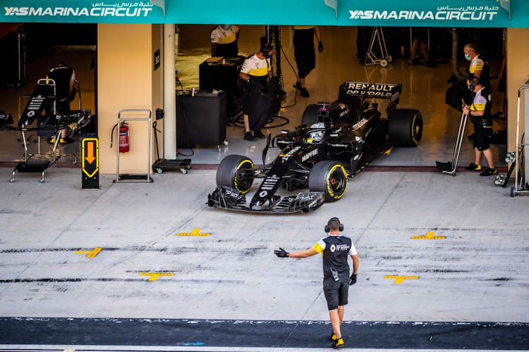 Fernando Alonso 2020 bei der Arbeit in Abu Dhabi