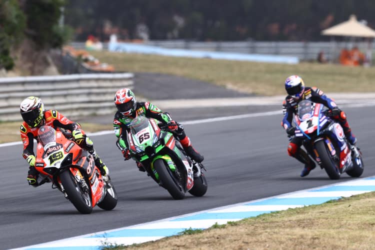 Alvaro Bautista vor Johnny Rea und Toprak Razgatlioglu