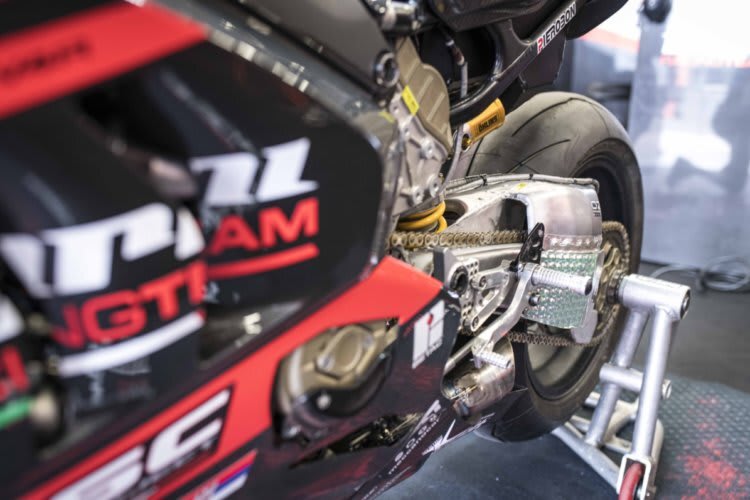 Die neue Schwinge soll die Ducati V4R besser machen