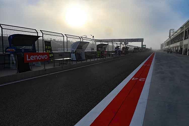 MotorLand Aragón um 9 Uhr: Die Sonne blinzelt durch