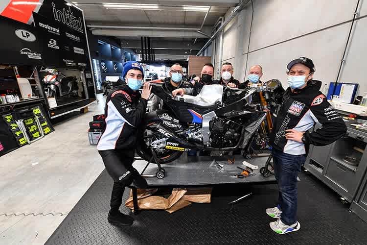 Tony Arbolino (li.) und Patrick Melauner (re.) mit der neuen Kalex