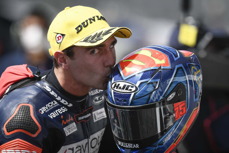 Zwei Wochen nach der Verletzung fuhr Albert Arenas mit Superman-Helm zum Spielberg-Sieg