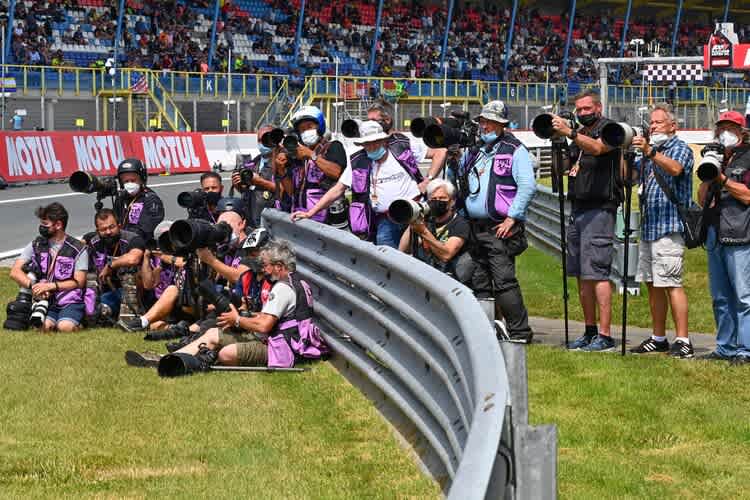 Die Fotografenmeute in Assen 2021