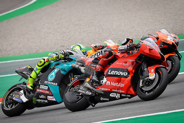 Pecco Bagnaia (vorne) gegen Lecuona, Rossi und Marc Márquez (fast verdeckt) 