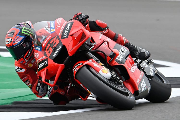 Pecco Bagnaia in England: Vom 2. Startoplatz bis auf Platz 14 abgerutscht und entsprechend sauer