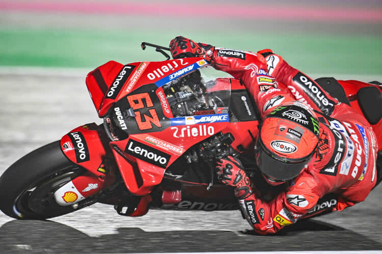 Pecco Bagnaia unter Flutlicht
