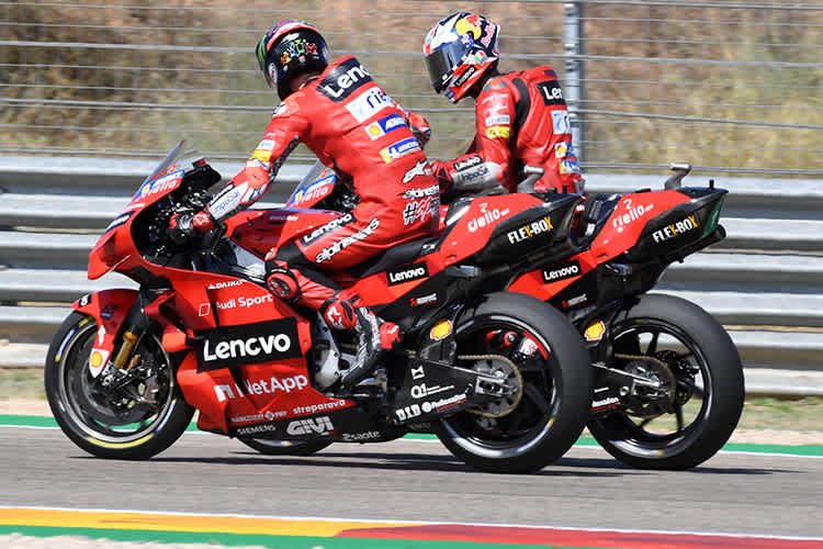 Gratulation auf der Auslaufrunde: Miller freut sich mit Sieger Bagnaia