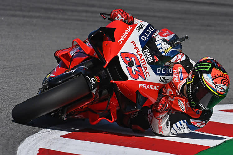 Ellbogen auf dem Asphalt: Pecco Bagnaia in Montmeló