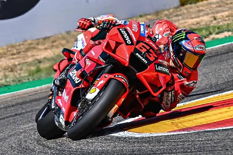 Schulter an Schulter, Rad an Rad: Bagnaia vor Márquez in Aragón