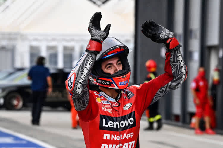 Jubel bei Pecco Bagnaia nach Platz 1 im Q2