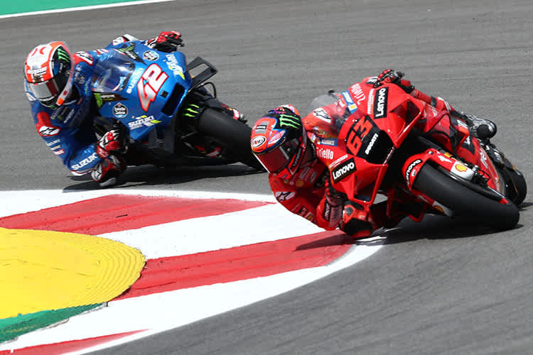 Im FP2: Bagnaia (63) wehrt sich gegen Alex Rins (42)