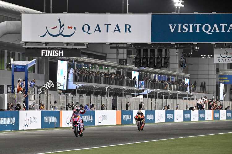 Der Zieleinlauf: Bastianini vor Binder