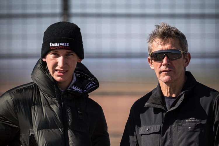 Olie Bayliss vor Andrea Locatelli