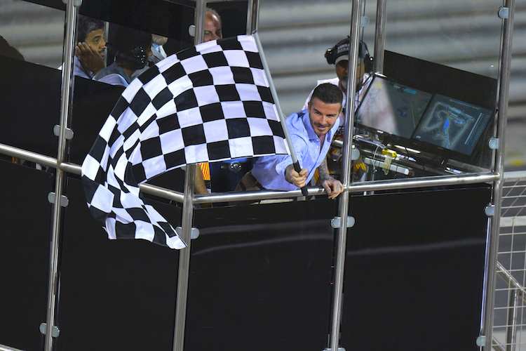 David Beckham mit der Zielflagge nach dem Bahrain-GP 2019