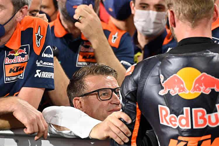 Pit Beirer beim Parc Fermé mit Brad Binder
