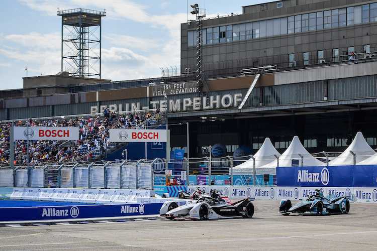 Stoßen zu Avintia: Matteo Bertelle (links) und Elia Bartolini (rechts)